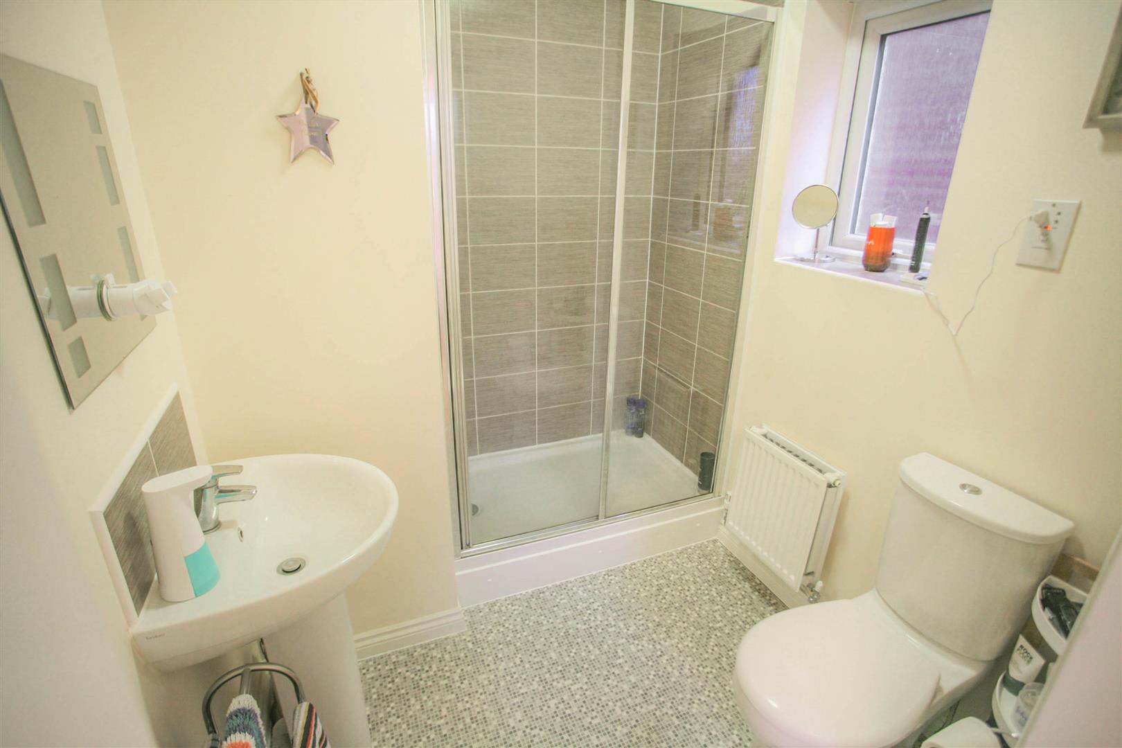 EN SUITE SHOWER ROOM